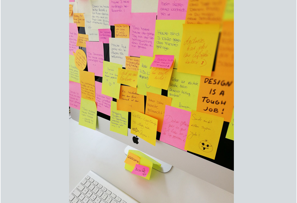 Aksis Werbeagentur und Internetagentur Ulm – Post It's am Monitor