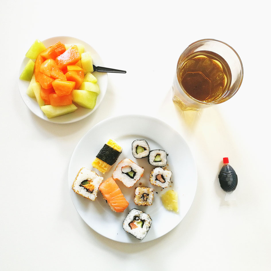 Aksis Werbeagentur und Internetagentur Ulm – Office Life - Sushi und Obstsalat in der Mittagspause