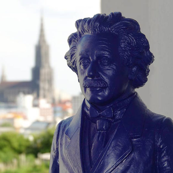 Insights - Eine Statue von Albert Einstein mit Blick auf das Münster