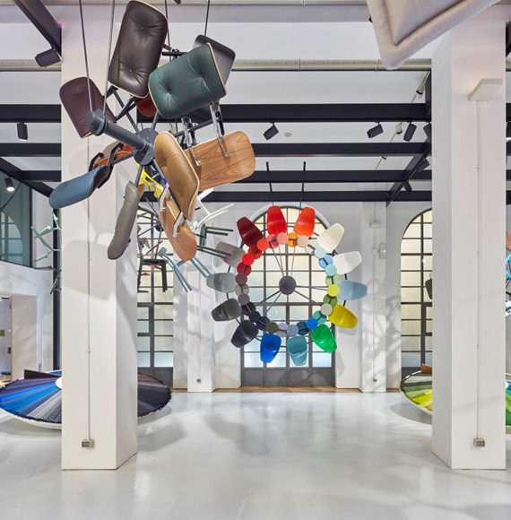 Kunst durch angeordnete Stühle in der Luft, Fotografie für Vitra-Wettbewerb von Fey Messedesign und Objektdesign
