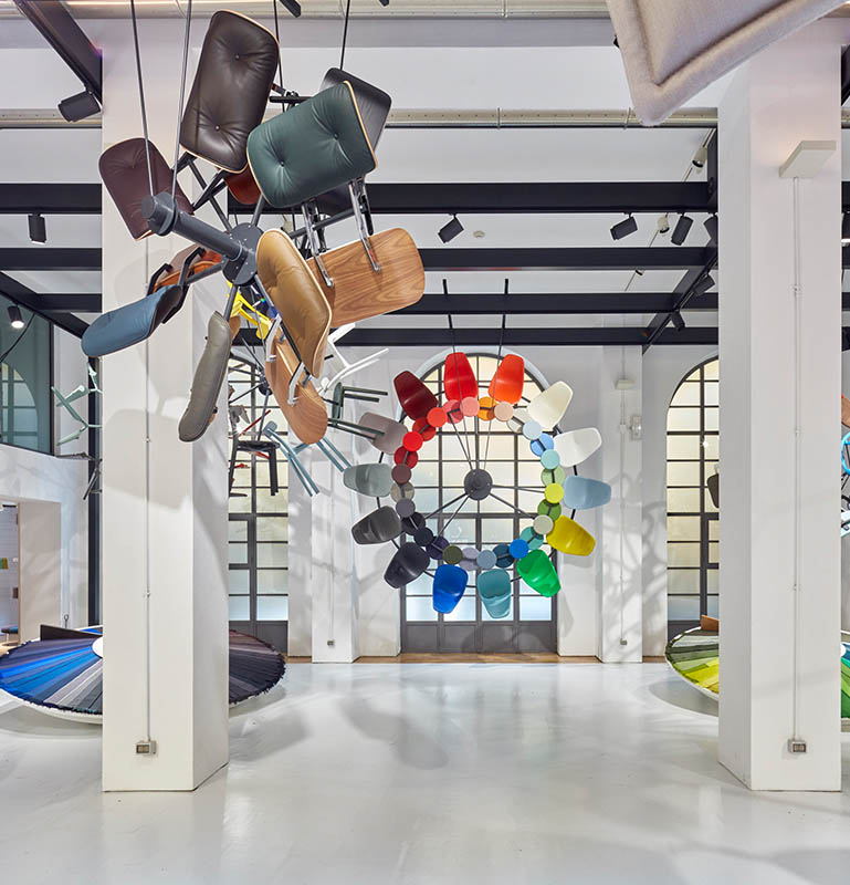 Kunst durch angeordnete Stühle in der Luft, Fotografie für Vitra-Wettbewerb von Fey Messedesign und Objektdesign