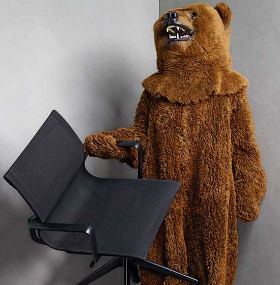 Ein Bär hält einen Stuhl, Fotografie für Vitra-Wettbewerb von Fey Messedesign und Objektdesign