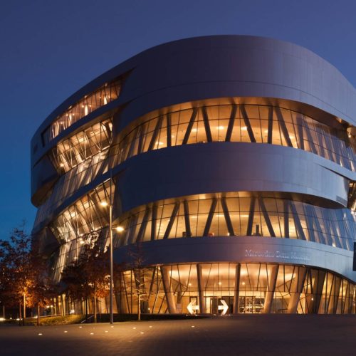 Fotografie einer Fassade des Mercedes Benz Museums für HD Wahl