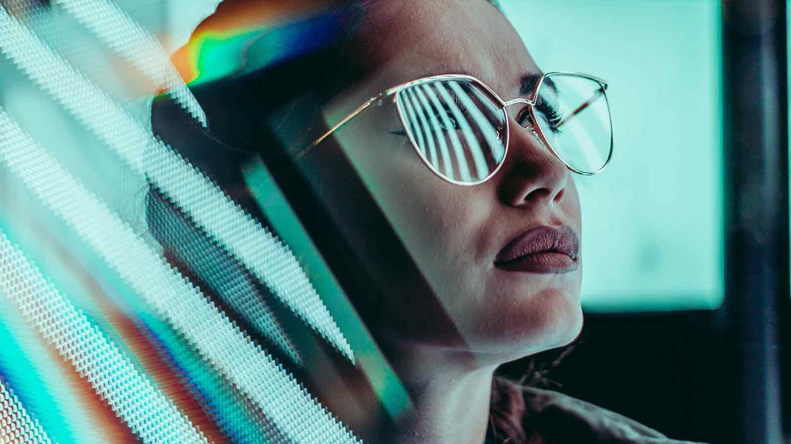 Frau mit Sonnenbrille und Reflexionen im Vordergrund