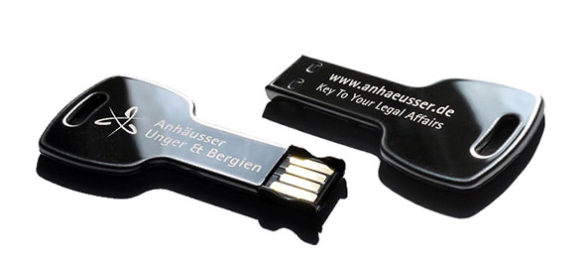 Ein USB-Stick als Werbegeschenk mit applizirtem Logo & Schriftzug Anhäusser, Unger & Bergien Rechtsanwälte