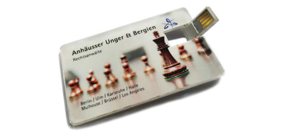 Ein USB-Stick in Scheckkartenformat mit Sachfiguren darauf.