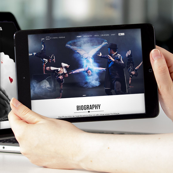 Zwei Hände halten ein Tablet auf dem die responsive Website von Florian Zimmer zu sehen ist
