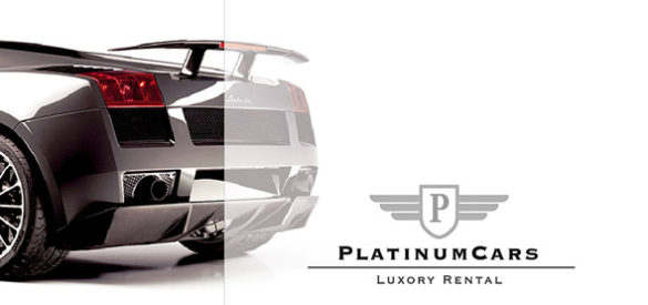 Der hintere Teil eines Autos mit dem Logo von PlatinumCars